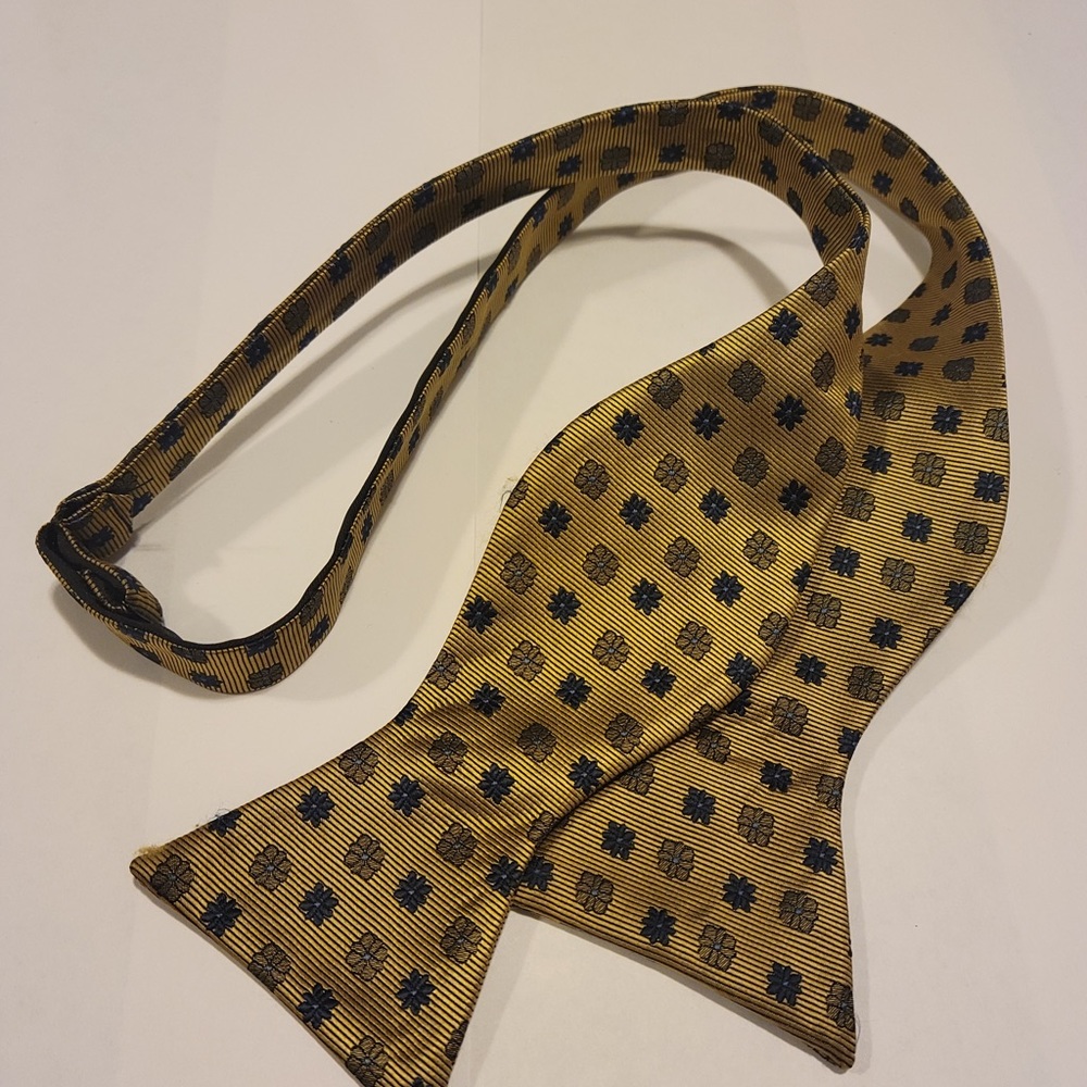 A very nice bowtie, gold with blue design. Goes with almost any color shirt.